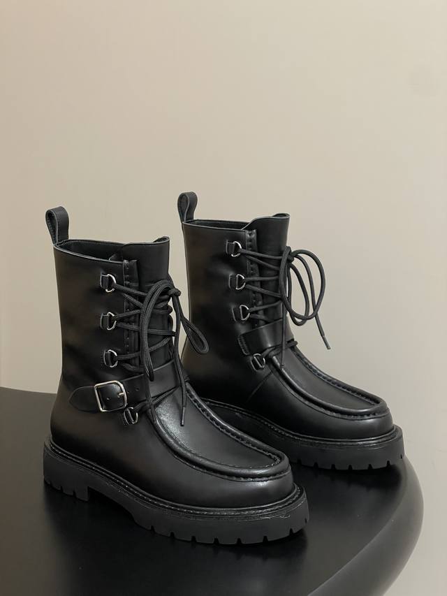顶级品质 Hermes 爱马仕 25Fw秋冬新款Land及踝靴系列机车风皮带扣短靴系带厚底靴 经典简约！靴子的设计风格通常以经典、简约为主，注重线条的流畅性和造