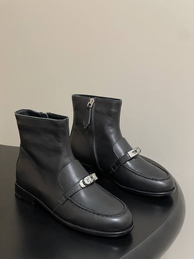顶级品质 Hermes 爱马仕 25Fw秋冬新款 H家 Kelsy及踝靴系列经典Kelly扣麂皮绒面及踝靴一脚蹬平底侧拉链短靴 每一处细节都彰显非凡品质。标志性