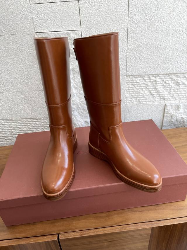 顶级版本： Loro Piana 25Ss 秋冬新款 Lupo 短靴 中筒靴 骑士靴 这款Lupo中筒靴采用精致牛皮革精心制作而成，经过天然蜡处理，呈现亮丽光泽