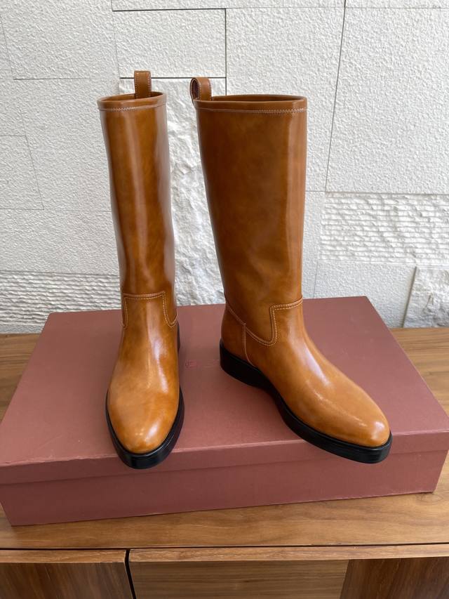 顶级版本： Loro Piana 25Ss 秋冬新款 John 短靴 中筒靴 骑士靴 这款John女士靴子采用如黄油般柔软的牛皮革精心打造，这款运动型中筒靴将精