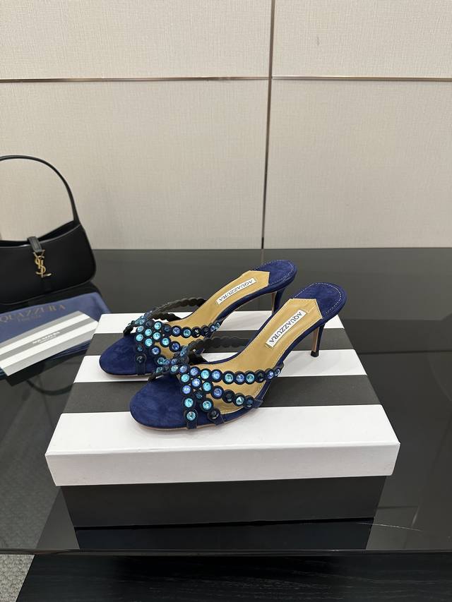 Aquazzura Zp 原版开模 新品水钻凉拖 采用原版定制真丝制成，原版开模施华洛奇水钻装饰扣，超闪 大底金色标志性菠萝微标赋予单品丰富的品牌内涵与奢华的外