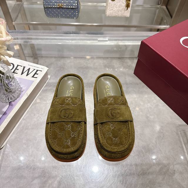 Gg早春爆款穆勒鞋！拖鞋！采用柔软绒面皮在意大利制成，鞋面压印品牌标志性双G字母，横扣带上刺“”绣“Gg”Logo图案。萌萌圆鞋头点缀手工凸缝线迹橡胶鞋底增添抓