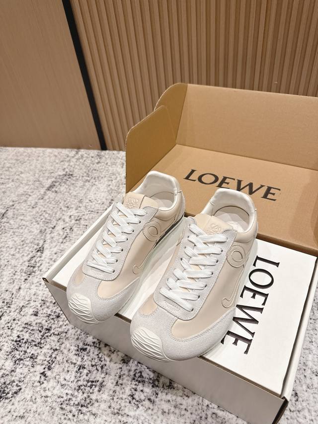 顶级版本:情侣款 Loewe 罗意威 最新走秀款 Ballet Runner 2.0情侣款 芭蕾 休闲 运动鞋 德训鞋 阿甘鞋 原版购入开发 做货 尼龙和牛皮革