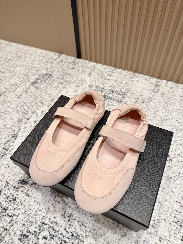 顶级版本: Prada*普拉达P家25Ssfw～New新款魔术贴玛丽珍休闲鞋，低调奢华懒人鞋，富人的不二选择！ 软胶底素有踩云感之称～舒适度百分百 细腻反绒皮鞋