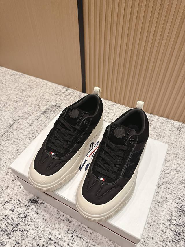 顶级版本 男款 Moncler 盟可睐 蒙口 户外 休闲 运动鞋 老爹鞋 原版购入开发 做货 运动鞋旨在陪伴您在温暖的天气进行户外活动，是我们标志性运动鞋的轻盈