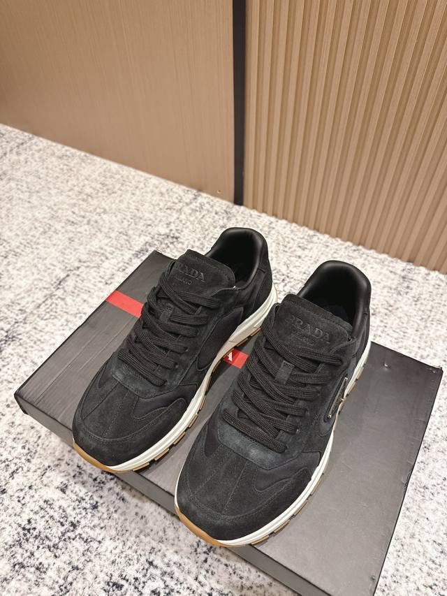 顶级版本: Prada 普拉达 男士新款运动休闲鞋，这款运动鞋鞋面采用进口小牛皮。 外侧饰以P家经典金属三角珐琅徽标，皮内里。 垫脚牛皮，大底采用防滑运动专属带