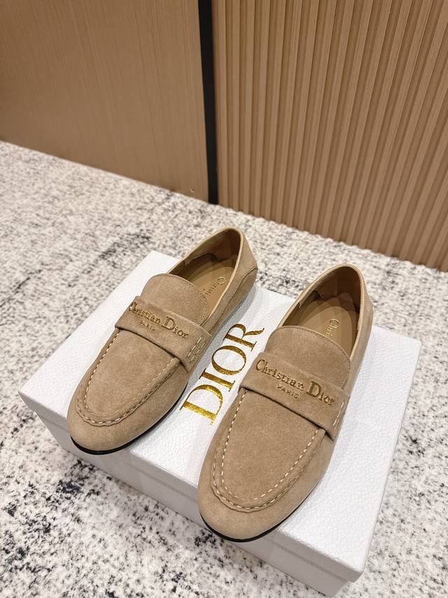 顶级版本: 迪奥圆头平底乐福鞋 这款 My Dior 露跟高跟鞋是2025春夏成衣系列新品，精致优雅。 采用牛皮革精心制作，尖头设计，点缀以金色饰面金属 Chr