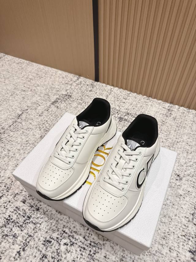 顶级版本: Dior 迪奥新款情侣休闲运动鞋 以优雅时尚的造型重新演绎运动风格。 鞋面采用白色网眼织物精心制作，鞋带和鞋跟都有标志。 精致的双色鞋底轻盈柔软，可