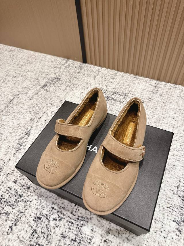 顶级版本: Chanel 香奈儿秋冬新款羊毛玛丽珍平底鞋 第一眼看上就被种草了根据天气变化自由穿搭！套上袜套春夏秒变可爱单鞋！秒变魔法公主适合一切脚型，显瘦百搭