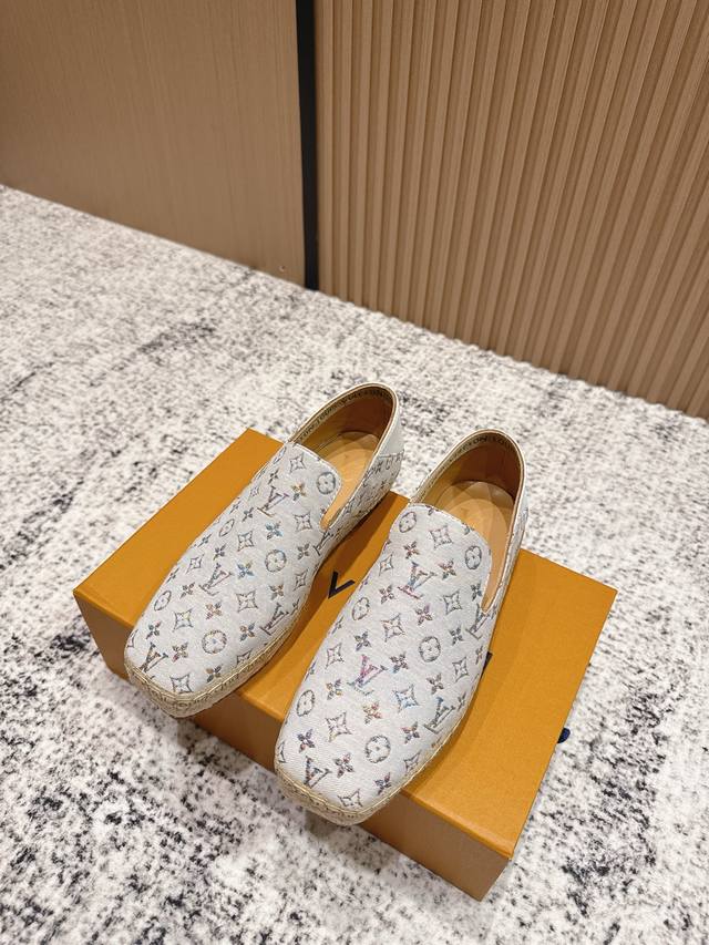 顶级版本: Louis Vuitton Ss25 New Arrival Lv驴牌新品草编刺绣渔夫鞋休闲鞋，一脚蹬乐福鞋 非常简约经典大气的设计，上脚百搭舒适又