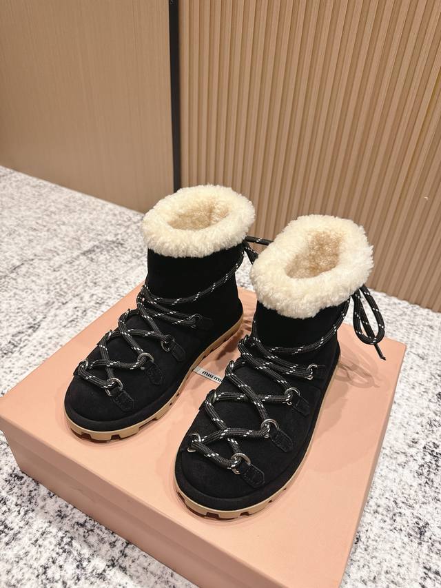 顶级版本： Miumiu2025秋冬新款毛毛短靴 以蓬松质感唤醒冬日浪漫，Miumiu少女的雪地幻想曲！ 软绒包裹，步步生温 选用顶级羊羔毛，触感如云朵般柔软，