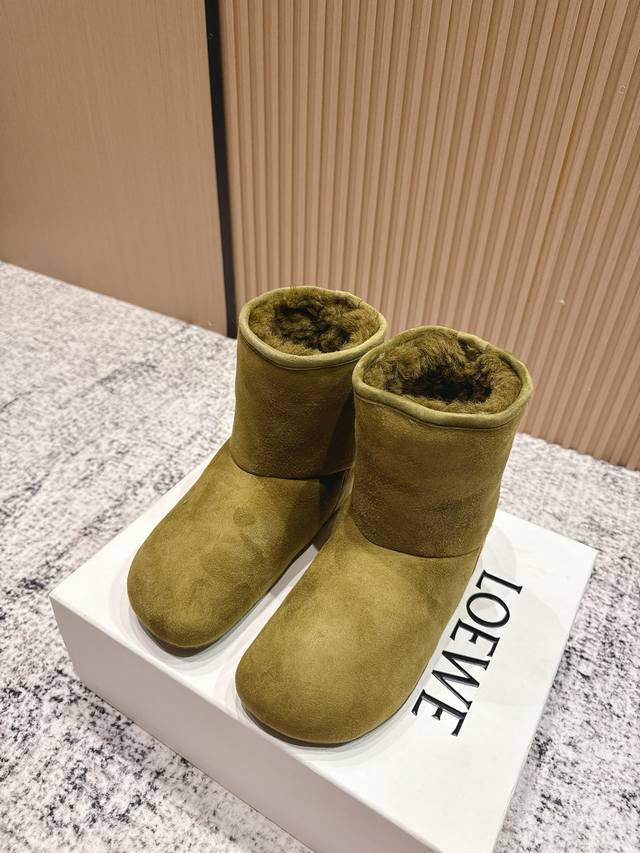 顶级版本：女款 Loewe罗意威 最新 Lago 系列 雪地靴 短靴 原版购入开发 做货 这款Lago雪地靴 绒面革靴，饰有剪羊毛衬里，搭配厚实圆形不对称鞋头和