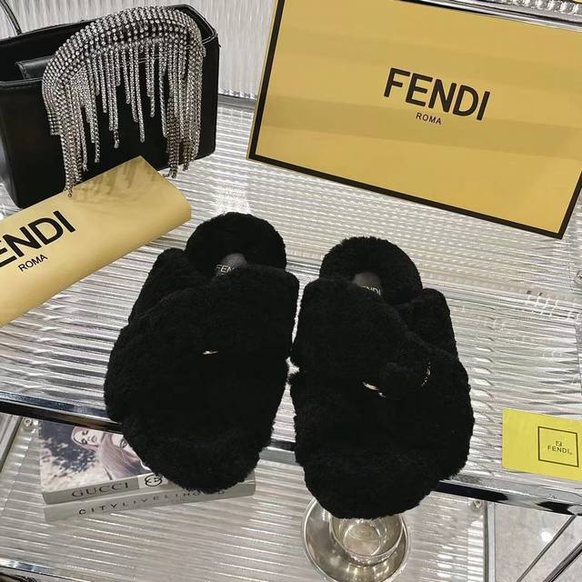 Fendi秀场主推毛拖来啦！桌脚设计灵感源自当季秀场款，高级感拉满～ 脚感软糯到不想脱！原版开模大底，细节控狂喜～百搭经典款，时髦精闭眼冲！ 颜色：白色 黑色