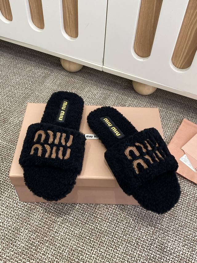 Miu Miu 25Ss秋冬 羊毛拖 秋冬新宠 百搭时髦单品！ 不管居家还是外穿都是品味的象征性！ 秋冬搭配袜子 那更是太绝太绝了 手感细腻柔软丝滑 大底是成型