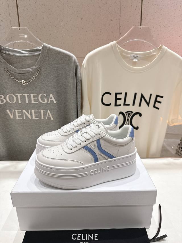 高版本出厂 厚底 Celine*思琳赛琳 2025Ss新款徽标系带厚底休闲鞋小白鞋 简单舒服，干净利落，增高显腿细，无论是单穿还是搭配阔腿裤，高街又复古一起来做