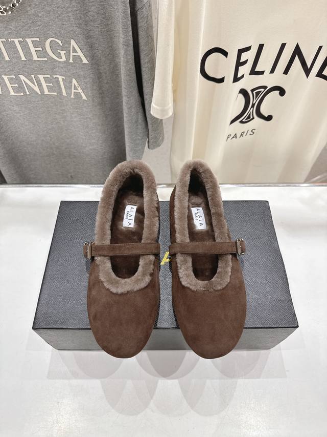 高版本出厂 毛里 独家新品 Alaia 阿莱亚25Ss 秋冬走秀款平底羊毛里玛丽珍芭蕾舞鞋休闲鞋 章小蕙同款 甜酷仙女风 人气超高的一款毛里平底鞋，浪漫又迷人