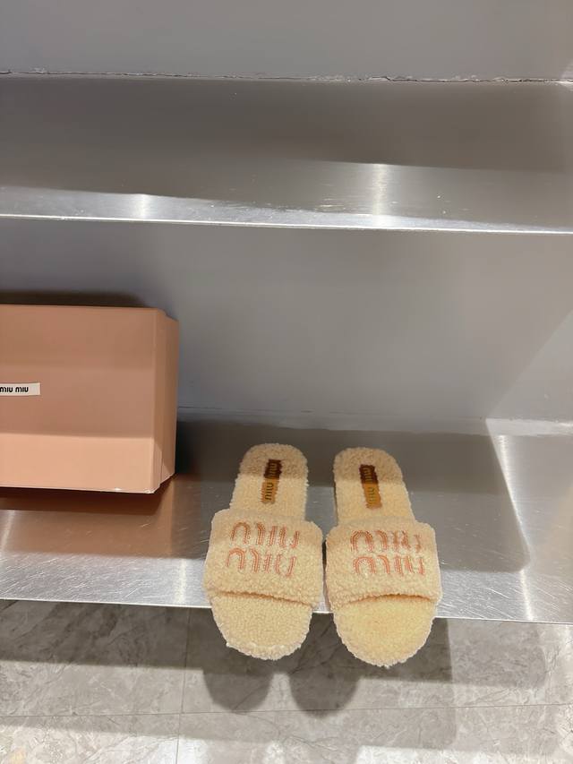 Miu Miu 25Ss 秋冬新品毛拖～ 秋冬新宠 百搭时髦单品！ 不管居家还是外穿都是品味的象征性！ 秋冬搭配袜子 那更是太绝太绝了 进口澳洲真羊毛，手感细腻