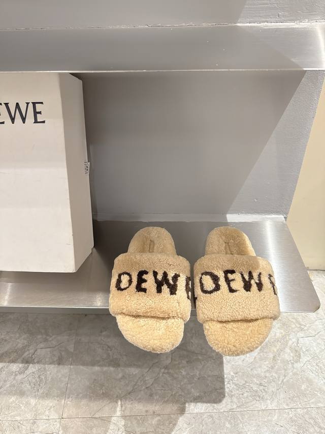 Loewe 罗意威 25秋冬新款毛毛拖鞋新品 实力来袭 圆头圆脑的鞋头可可爱爱 一鞋两穿 后跟可踩下当英伦拖 超好搭配 上脚软软糯糯 超级无敌舒适 面料：进口羊