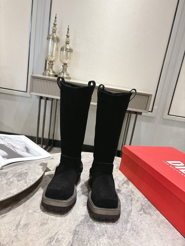 Diesel 迪赛 25Ss秋冬新款 方头 厚底 长靴 这双靴是时尚界的“叛逆者”吧 麂皮质感+解构设计 方头自带酷飒气场 可拆卸一鞋两穿 穿上直接解锁街头时髦