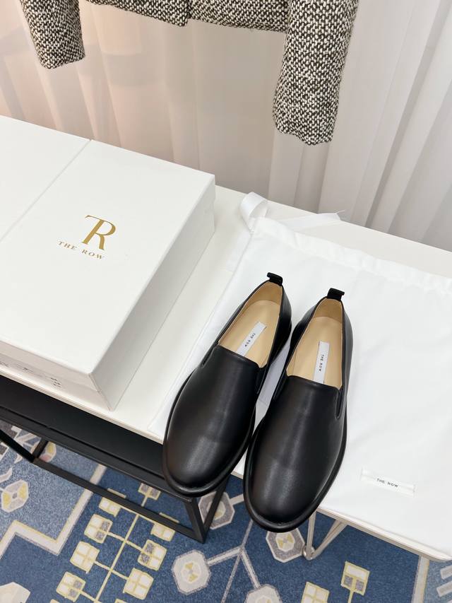 The Row 最新极简风牛皮一脚蹬乐福鞋 这是一个用最好的材质来制作极简风的品牌，非常用心的工艺收获了一大波粉丝，轻盈自在不厚重，柔软舒适！ 经典通勤的乐福鞋