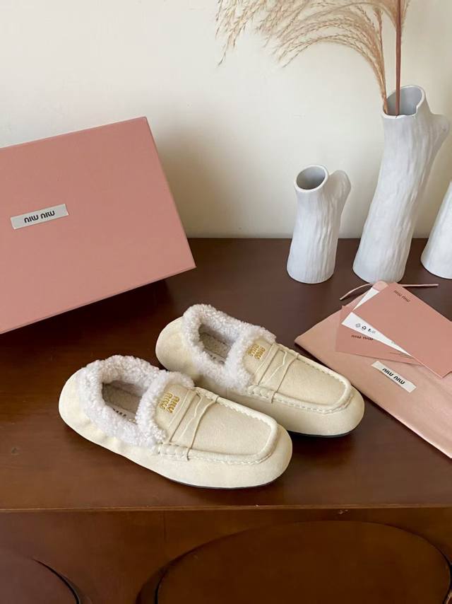 Miumiu 缪缪2025秋冬羊毛乐福鞋 这款乐福鞋的超轻在羊羔毛内衬细节中获得了新的诠释，皮革带和金色的徽标装饰点缀体现了优雅与多功能性的平衡，上脚非常百搭舒