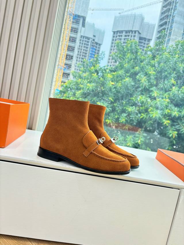 G393顶级品质HermèS 爱马仕25Wf秋冬新品 Kelly扣复古平底短靴它传承爱马仕百年匠心工艺 每一处细节都彰显非凡品质标志性Kelly扣点缀于靴面 闪