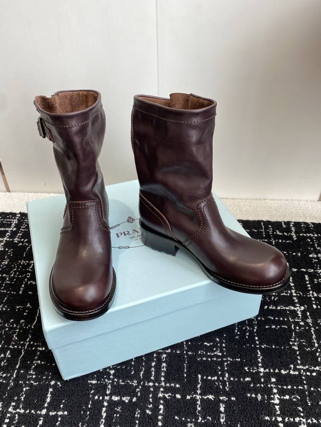 代购级 Prada普拉达 25Ss 秋冬 复古西部牛仔靴 时尚机车马丁靴，独到味道，人人都爱也轻松驾驭 每年都会爆.还有就是百搭经典的鞋楦，足以征服你，穿上它，