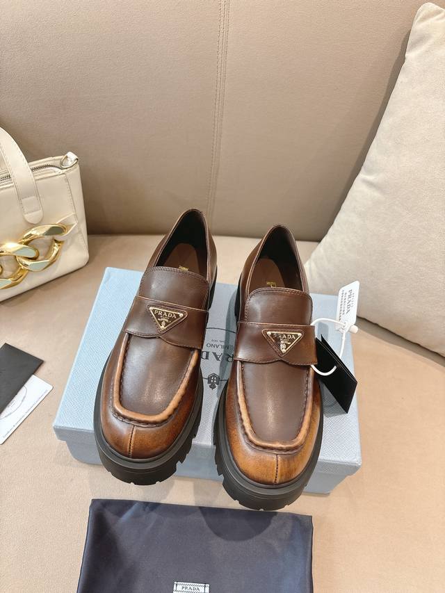 玛丽珍鞋 三角扣乐福鞋 标志性Monolith鞋履的几何设计和大胆廓形为此款玛丽珍鞋赋予全新风格！复古时髦前卫的轮齿厚底鞋底搭配牛皮鞋面让整双鞋轻便舒适 鲜艳色