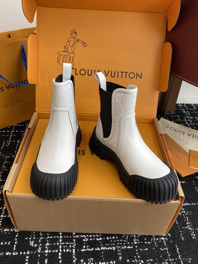 代购级 官网同步飞机盒 Louis Vuitton路易威登 网红，大明星走秀新款 一脚蹬短靴 休闲百搭时尚潮流款，上脚舒适 搭配路易威登标识点缀亮点 八寸靴大气