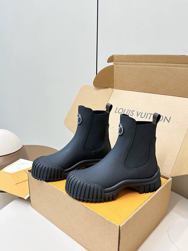 顶级版本 豪华包装 Louis Vuitton Lv经典网红款切尔西短靴 Lv Ruby 短靴顶级版本爆款来袭，哈哈新款的靴靴非常特别，平底靴在硬朗和柔美之间激