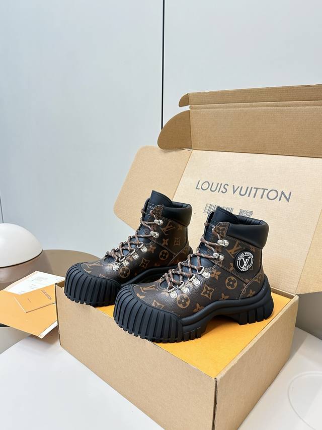 顶级品质 豪华包装 Louis Vuitton Lv经典款大头马丁靴 Louis Vuitton Fw25 New Arrival～Lv 超人马丁靴也太好看了吧