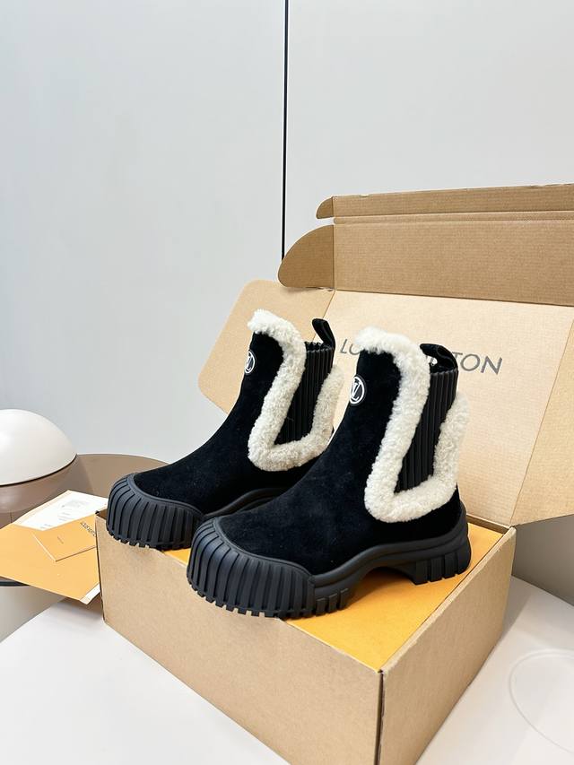 毛里！顶级品质 专柜包装 Louis Vuitton Lv网红羊羔毛切尔西短靴 Lv Ruby 短靴新品爆款，哈哈新款的靴靴非常特别，平底靴在硬朗和柔美之间激发