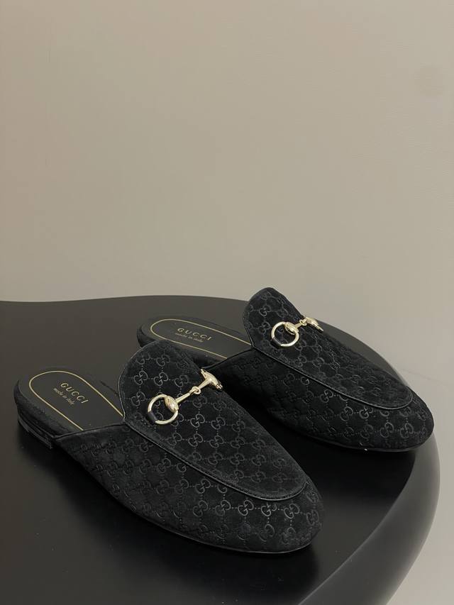 2025早秋新配色Gucci 古驰Princetown经典款系列最新版面双G绒面穆勒鞋马衔扣平底半拖鞋 作为设计传承的杰出代表，新系列饰马衔扣乐福鞋，生动彰显经