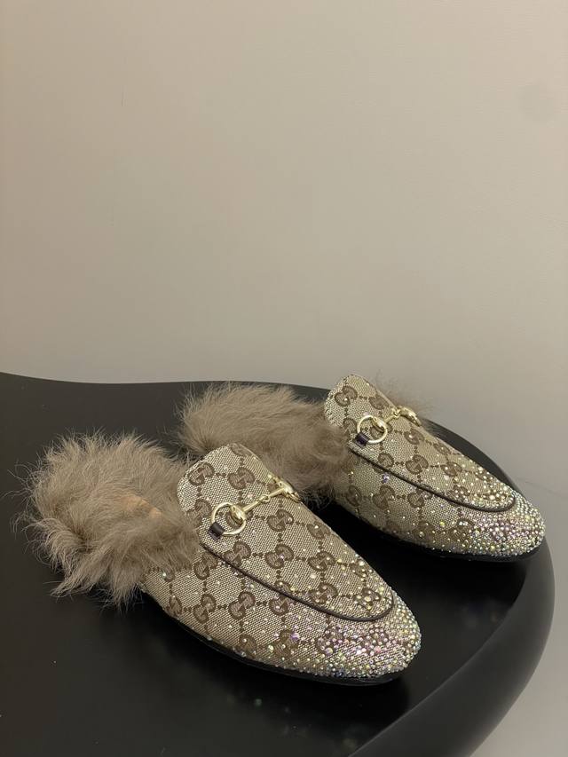 钻面 - 2025早秋新配色Gucci 古驰Princetown经典款羊毛拖鞋系列最新版面双G绒面穆勒鞋马衔扣平底半拖鞋托斯卡纳毛拖鞋 作为设计传承的杰出代表，