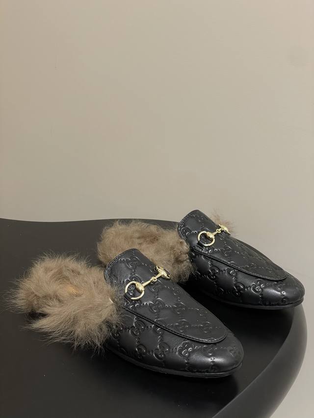 2025早秋新配色Gucci 古驰Princetown经典款羊毛拖鞋系列最新版面双G绒面穆勒鞋马衔扣平底半拖鞋托斯卡纳毛拖鞋 作为设计传承的杰出代表，新系列饰马