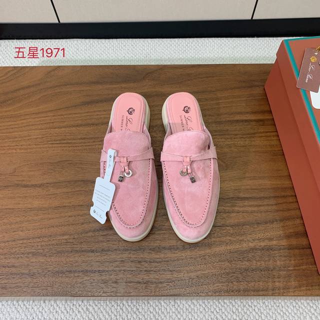 Loro Piana 包头拖。意大利顶级羊绒复古优雅低调奢华。时尚性与皮料实用性同样兼具依然全网最高品质。鞋面羊京丝质柔滑。手工缝线，水染皮里，配商标吊牌。原版