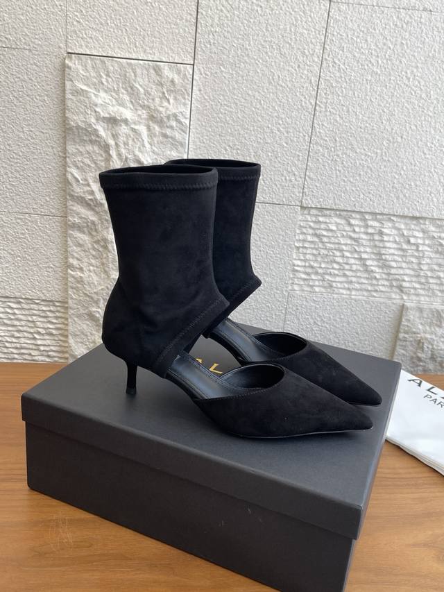 顶级版本： Alaia 阿莱亚 25Ss 秋冬新款 尖头 中空 细跟 瘦瘦靴 袜靴 短靴 Alaia这款踝靴采用柔软的麂皮和小羊皮制成，质感高级，鞋面设有颇为前