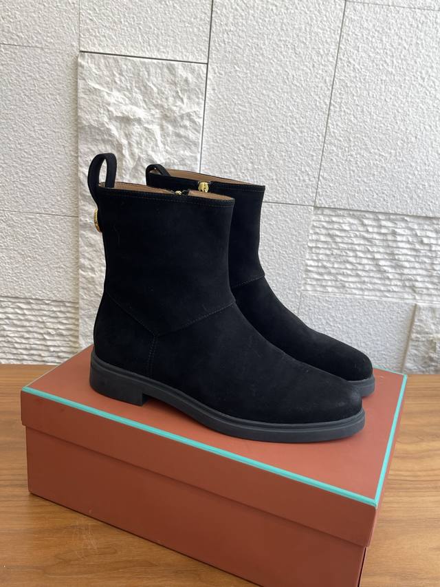 顶级版本： Loro Piana 25Ss 秋冬新款 Kilda 侧拉链 踝靴 短靴 这款标志性踝靴采用麂皮绒皮革材质，赋予其质朴而独特的复古美感。内侧拉链开合