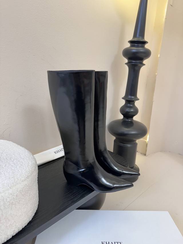 Khait* 25Ss 新款尖头长靴 简约百搭款！ Khaite靴是我今年买的最好的一双靴子，穿上立马可见的瘦，对这种脚型好看的靴子无法自拔~脚踝的褶皱越看越时