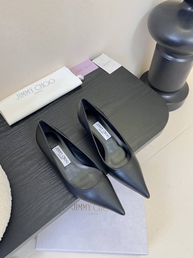 Jimmy Choo 将圆润光泽镶嵌于足尖 为你的穿搭映亮魅力，璀璨每刻 莹润动人，轻易动心 Jimmy Choo 2025秋款系列 纤彩绽放，映亮每日风采 面
