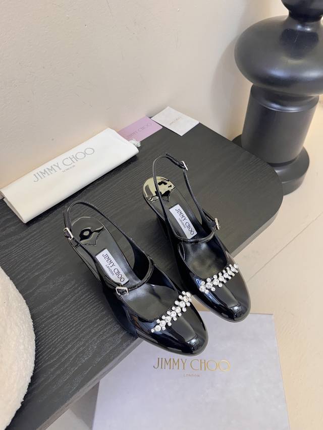 Jimmy Choo｜周仰杰新品方头凉鞋！ 超级仙的一款啊！美得让人窒息 超闪昂贵施华洛世奇水晶钻 Bling Bling滴.. 上脚超级无敌女神范 鞋面采用原