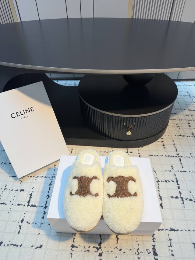 Celin*塞琳 25Ss 新品 一脚蹬羊毛拖鞋 这一季的赛琳又让我重新爱了它一次！ 这季节美鞋太多这款毛拖真的是让我无法自拔真太可爱了～ 毛茸茸的羊毛是选用欧