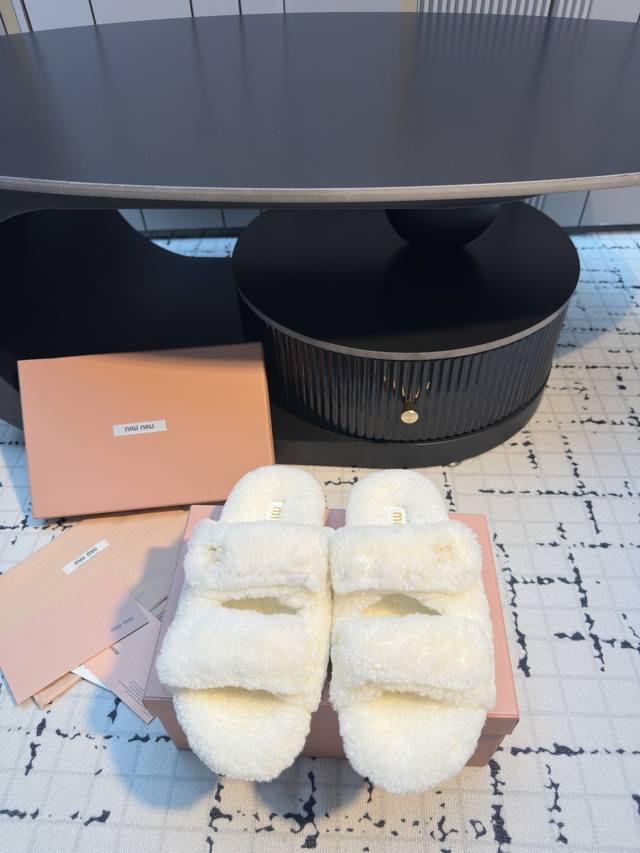 Miu Miu 25Ss 秋冬新品毛拖～ 秋冬新宠 百搭时髦单品！ 不管居家还是外穿都是品味的象征性！ 秋冬搭配袜子 那更是太绝太绝了官方新款，时髦百搭 即可咸