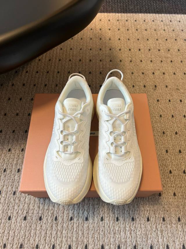 代购级 Miu Miu 缪缪25Ss 最新款美式 情侣款 老爹鞋 运动鞋 颜值担当火爆款运动鞋 不得不入的一款～时尚，高级 随意搭配上脚非常舒适，年度必入款 最