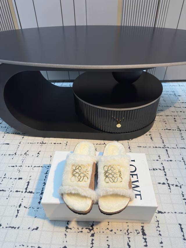 Loewe X Birkenstock 罗意威X勃肯鞋毛毛鞋 Loewe 25Ss 秋冬系列 情侣款 羊毛 拖鞋这个品牌刚出我就心动了 代购找很久才买到货，真的
