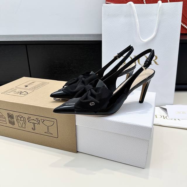 代购版 Dior 迪奥Fw25 New Arrival～ Cd 25秋冬 Diorissimo系列 蝴蝶结尖头高跟凉鞋 别致的小弯跟，搭配小尖头，性感可爱 漆皮