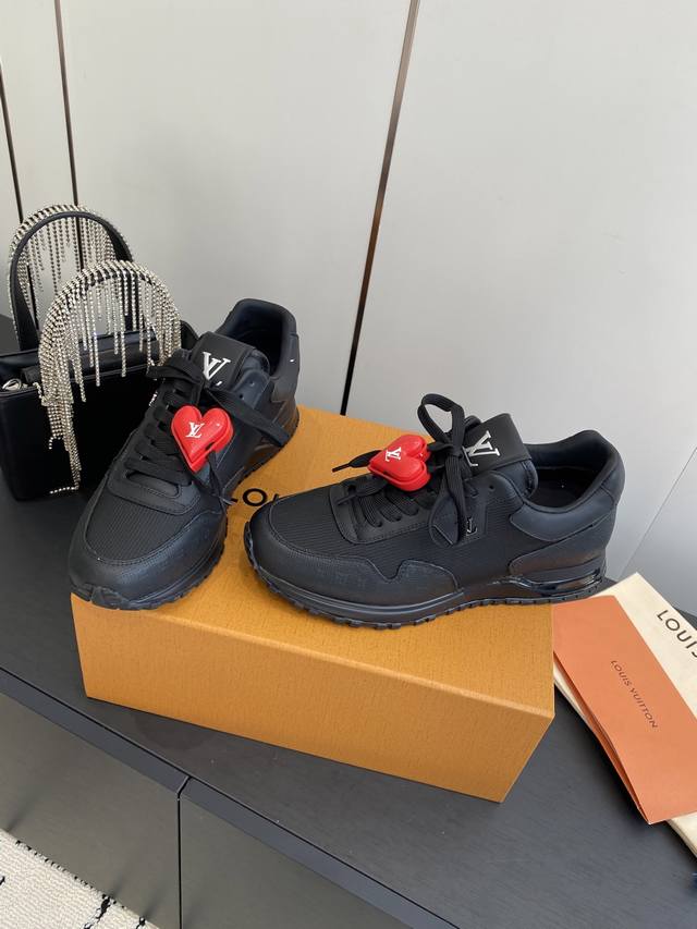 配饰60 Louis Vuitton 路易威登 经典男士运动鞋。跑鞋的设计精髓 创造标志性 Run Away 运动鞋 Monogram 帆布 小牛皮和织物巧妙拼
