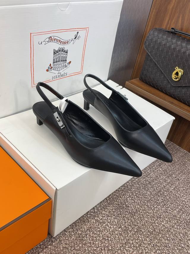 工厂P价P 莞货 代购级 爱马仕 Hermes 2025春夏新款 Lover 高跟拼色女鞋 H家经典Kelly五金皮带低跟尖头后空凉鞋 材质：鞋面进口小牛皮 +