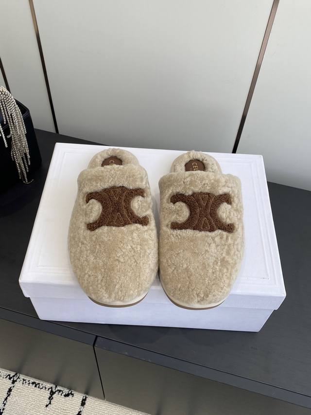Celine 赛琳 秋冬最新款凯旋门羊毛拖鞋 这双毛拖也是好好看 整体一看就是非常高级 搭配秋冬的牛仔短裤 简直就是完美呀 大爱款 有时尚元素 贵气感十足 穿上