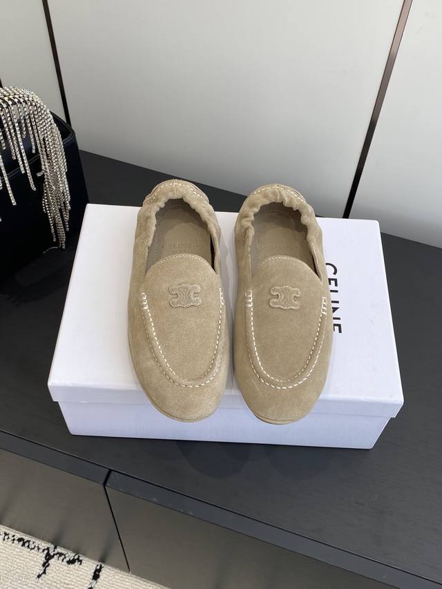 Celine 25Ss 新款 一脚蹬 超级舒适 乐福鞋 今年必须要入手一双Celine乐福鞋 ，复古风经典款 超级百搭 简单大气 经典的一脚蹬设计 简约时髦 把